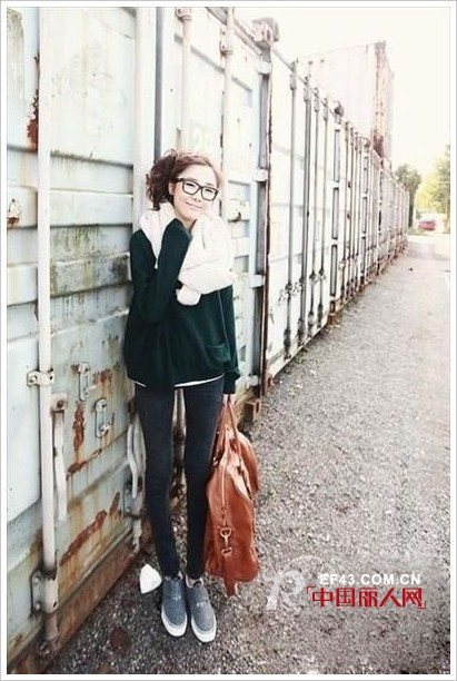 大围巾跳出衣橱 教你搭出V字脸