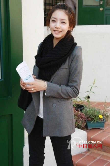 大围巾跳出衣橱 教你搭出V字脸