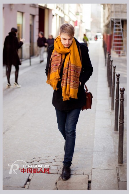 大围巾跳出衣橱 教你搭出V字脸
