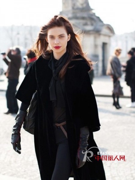 斗篷衫遇到长款机车皮手套 擦出爱的火花