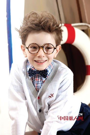 波仕潮流童装秋冬来袭 小小正太演绎英伦学院风