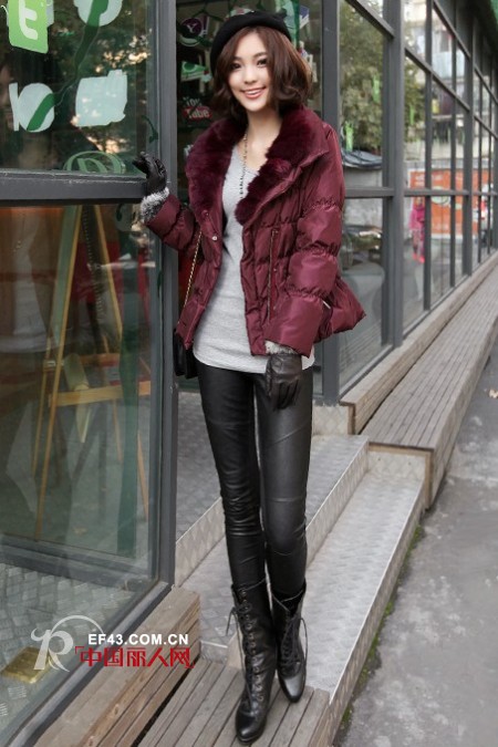 蓝色倾情冬季羽绒服 让你温暖一冬绽放你的美