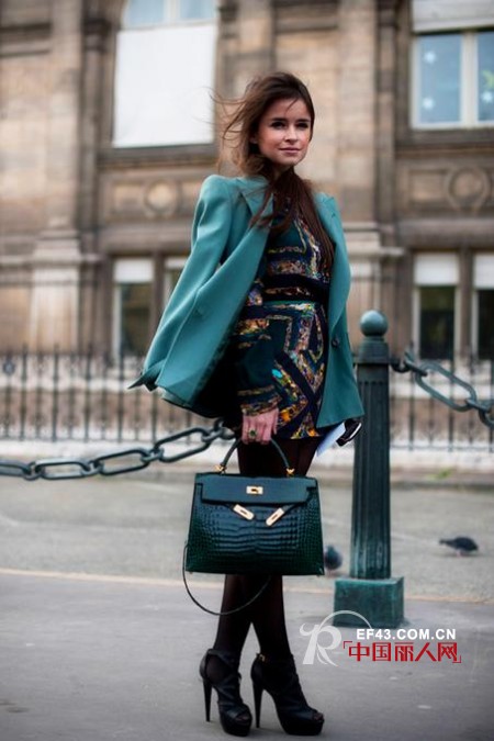 大牌手袋争抢出镜率 欧美街拍达人教你演绎街头秀