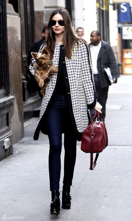 米兰达.可儿大牌演绎街头秀  大扮个性率真的爱心妈妈