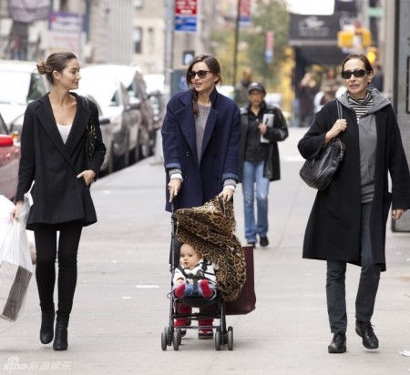 米兰达.可儿大牌演绎街头秀  大扮个性率真的爱心妈妈