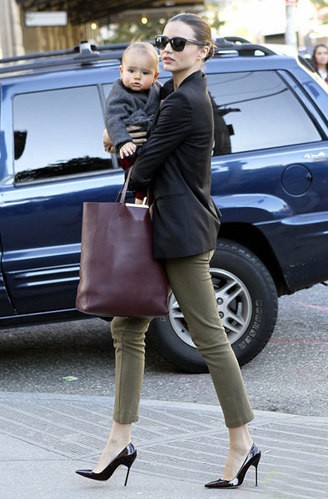 米兰达.可儿大牌演绎街头秀  大扮个性率真的爱心妈妈