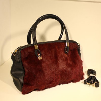 秋冬手提镶毛手袋出街 温暖打造最IN造型