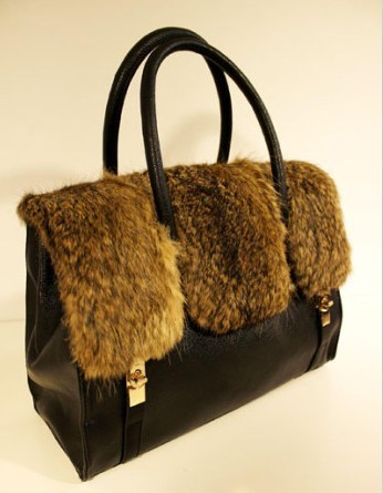 秋冬手提镶毛手袋出街 温暖打造最IN造型