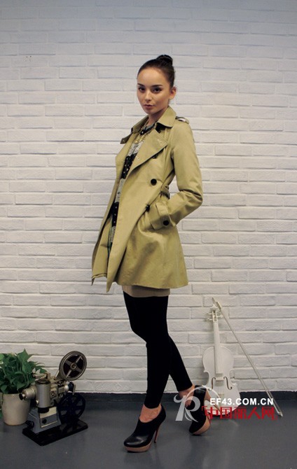 the Carnaby 秋冬款大衣 搭配连衣裙秀出美好身材