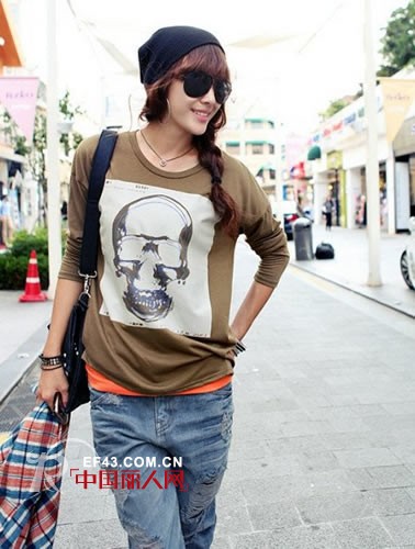 玩味骷髅演绎潮流型搭 时尚达人教你Hold住超夯造型