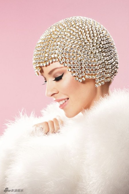 凯莉·米洛新书大片出炉 火红内衣艳丽油彩妆秀美腿