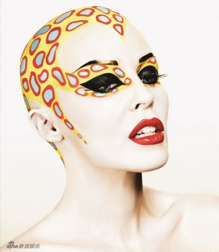 凯莉·米洛新书大片出炉 火红内衣艳丽油彩妆秀美腿