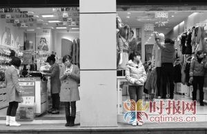 服装店营业员自掏腰包买自家品牌衣服