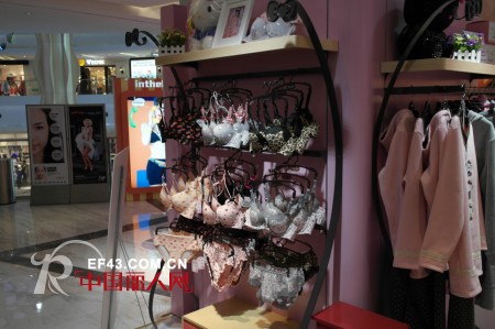 Hello Kitty R.Ribbon内衣品牌入驻上海大悦城