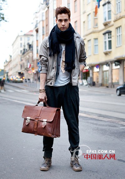 轻熟男魅力演绎街头秀 拗造型大包不能少