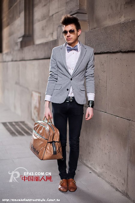 轻熟男魅力演绎街头秀 拗造型大包不能少