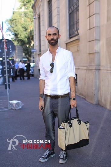 轻熟男魅力演绎街头秀 拗造型大包不能少