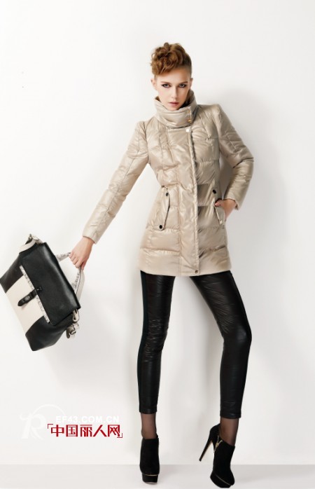 水映女装2012秋冬新款 光感羽绒服绽放光芒