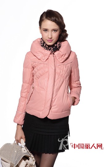 一布百布12冬款羽绒服 不同领型穿出不同Style