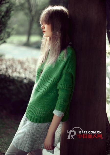 唯戈女装2012冬季潮搭 衬衫MIX针织衫穿出文艺范儿