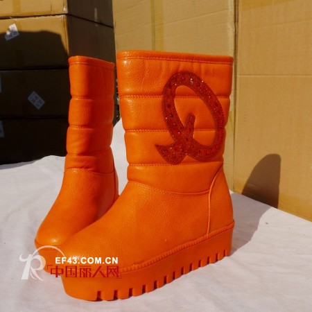 最爱雪地靴  超高饱和度“橘色”寒风中也温暖