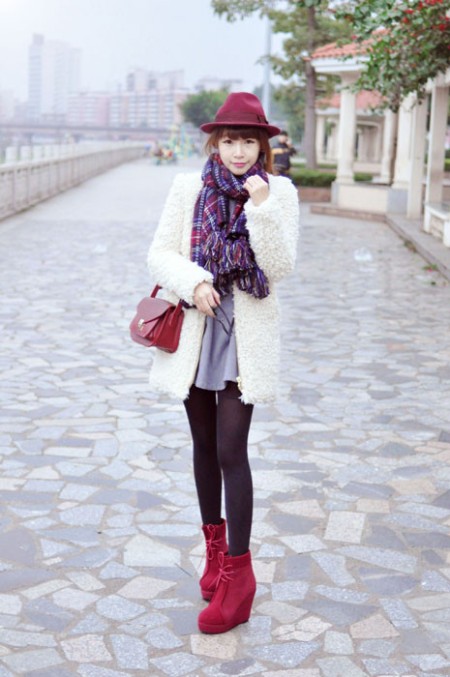 冬季添点醉人酒红 圣诞前夕穿出迷人Icon