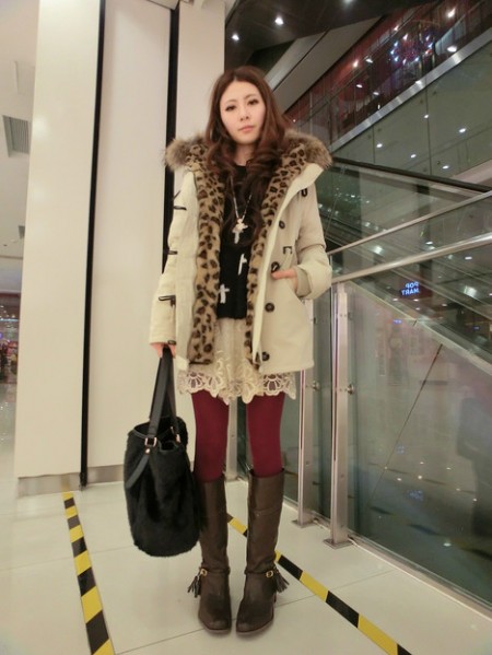 冬季添点醉人酒红 圣诞前夕穿出迷人Icon