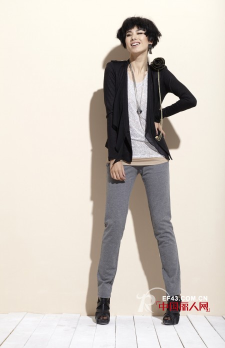 CORONA珂罗娜时尚女装“黑白就是色彩”