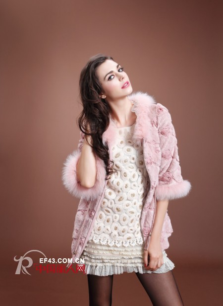 阿謾琳时尚毛领外套 让着装更出彩