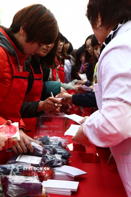 寒冬中的温情:舒朗启动关爱病困儿童活动