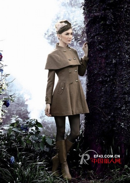 楚茜阁2012冬季新款 小裙摆大衣穿出至IN名媛风
