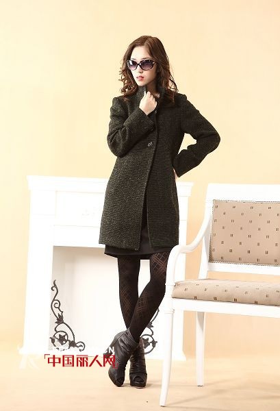 富笛女装2012冬装 黑色毛呢大衣缔造成熟感