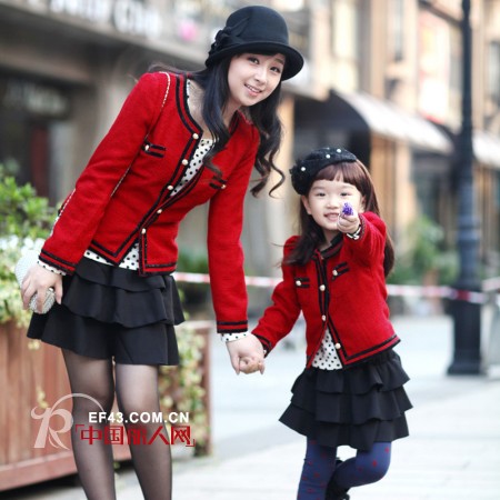 新年喜庆大红色亲子装 萌妞搭出俏皮味