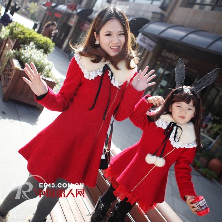 新年喜庆大红色亲子装 萌妞搭出俏皮味