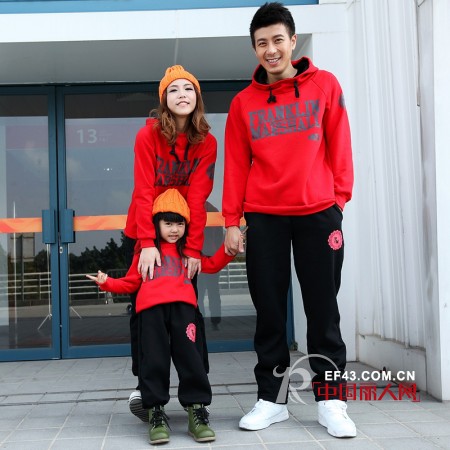 新年喜庆大红色亲子装 萌妞搭出俏皮味