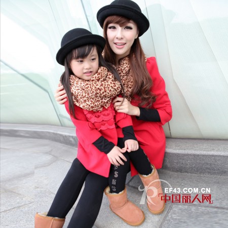 新年喜庆大红色亲子装 萌妞搭出俏皮味