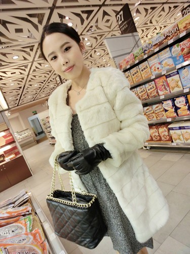 12年冬季毛茸茸不能少 潮流温暖装扮优雅现身