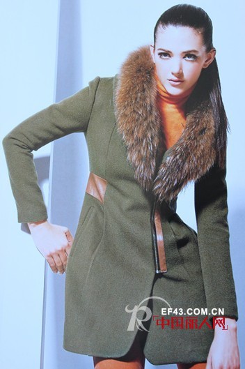 23街冬季毛呢大衣 皮草领缔造存在感