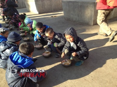 孩子们穿上了ABC棉服,这个冬天不再寒冷了