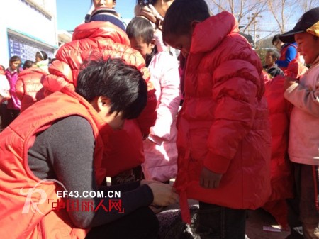 孩子们穿上了ABC棉服,这个冬天不再寒冷了