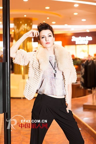 芬梵尼品牌女装 打造职场Chic型搭最惹眼