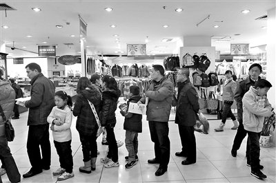 一边卖书一边卖衣服 书城变成百货商场遭质疑