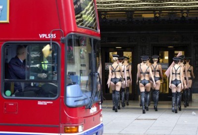 时尚秀场出奇招 酷女街头内衣秀吸引眼球