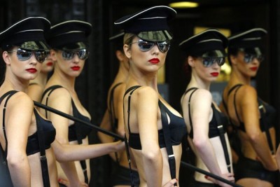 时尚秀场出奇招 酷女街头内衣秀吸引眼球