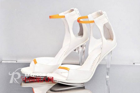 又到高跟鞋季 薛凯琪阿Sa力推设计系列