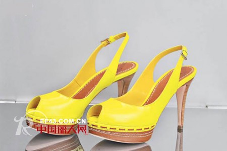 又到高跟鞋季 薛凯琪阿Sa力推设计系列