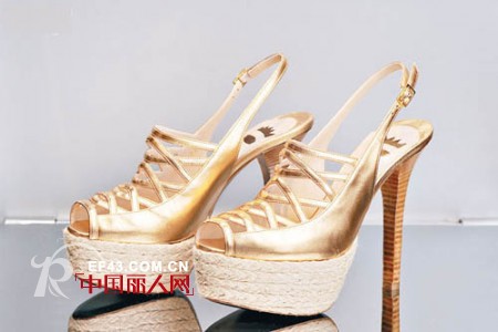 又到高跟鞋季 薛凯琪阿Sa力推设计系列