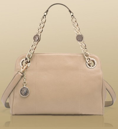 Bvlgari（宝格丽）发布了它的2012春夏系列手袋新品。本系列的手袋巧妙的将古币元素融入到包包的设计之中，加上包包的皮革效应、鸵鸟纹、蟒蛇纹这些现代版的元素，与古币相互交映，完美融合复古与现代的美感，绝对气势的贵妇形象也就诞生了。