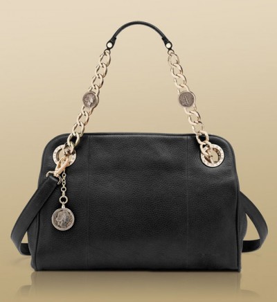 Bvlgari（宝格丽）发布了它的2012春夏系列手袋新品。本系列的手袋巧妙的将古币元素融入到包包的设计之中，加上包包的皮革效应、鸵鸟纹、蟒蛇纹这些现代版的元素，与古币相互交映，完美融合复古与现代的美感，绝对气势的贵妇形象也就诞生了。