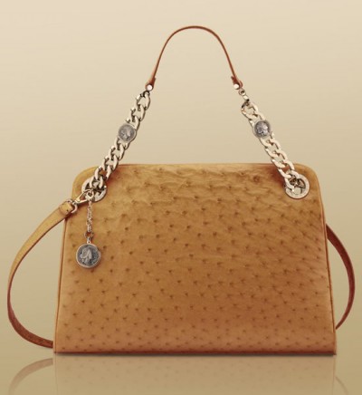 Bvlgari（宝格丽）发布了它的2012春夏系列手袋新品。本系列的手袋巧妙的将古币元素融入到包包的设计之中，加上包包的皮革效应、鸵鸟纹、蟒蛇纹这些现代版的元素，与古币相互交映，完美融合复古与现代的美感，绝对气势的贵妇形象也就诞生了。